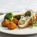 Delikatna pierś z kurczaka faszerowana serem Gorgonzola z dodatkiem świeżych brokułów i szpinaku z sosem Carbonara